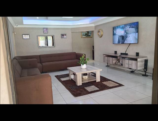 6 BEDROOM HOUSE FOR SALE IN MONDEOR